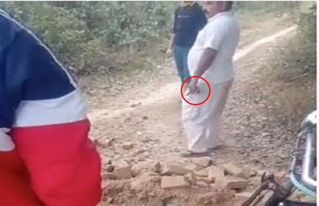 Construction of interlocking road stopped by showing weapons in azamgarh police took viral video