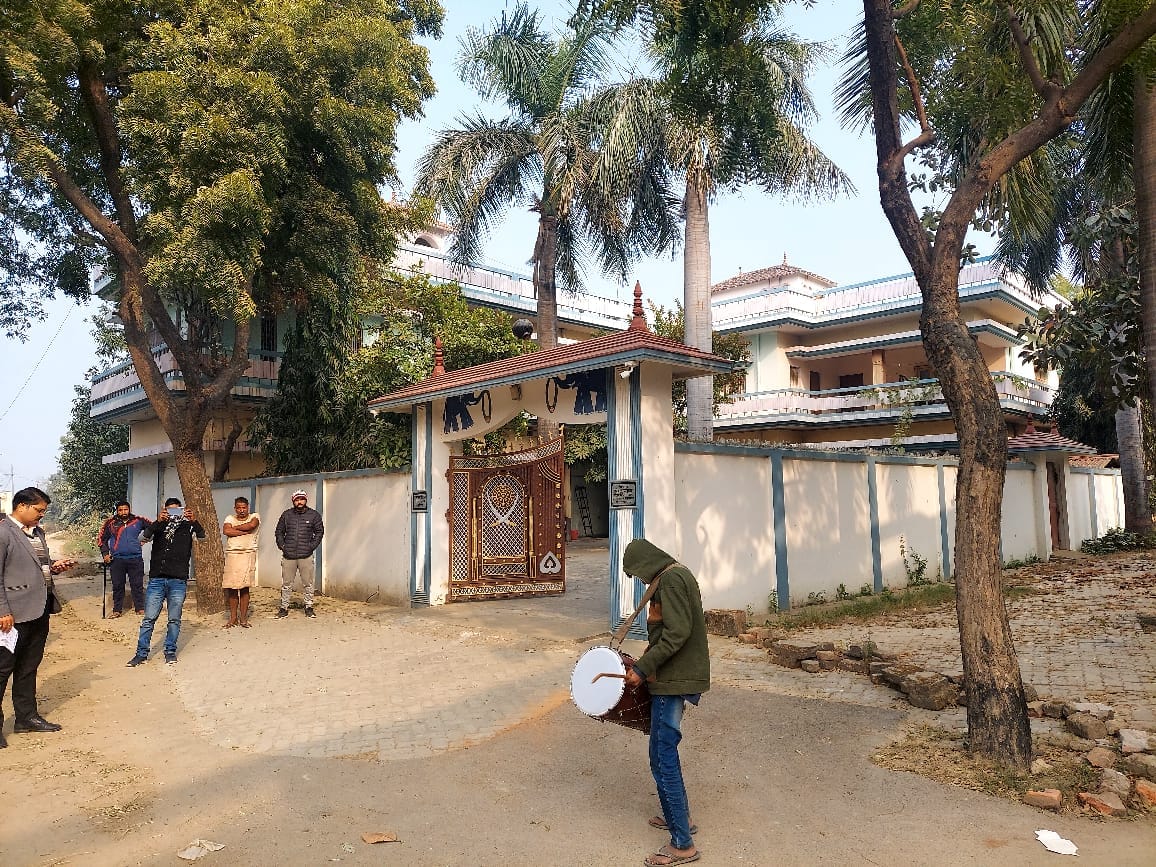 Former minister Angad Yadav luxurious house attached in azamgarh DM issued order