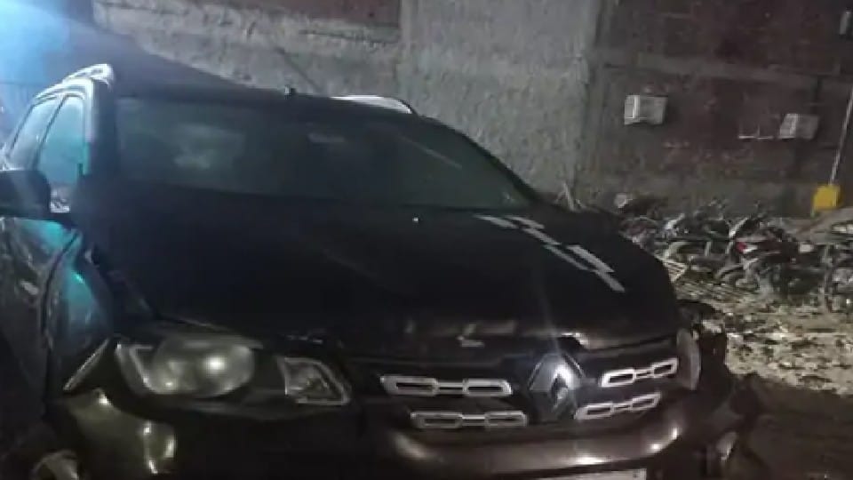 Drunken man hit the car at the gate of the Air force station in Agra