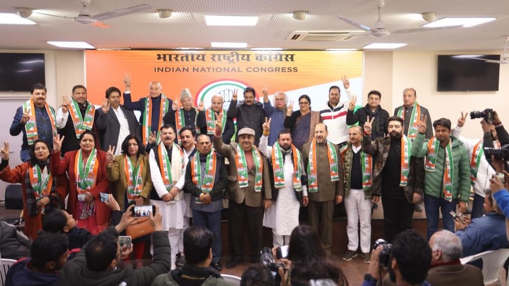 Former Deputy Chief Minister Tara Chand including 17 leaders rejoin congress in new delhi today