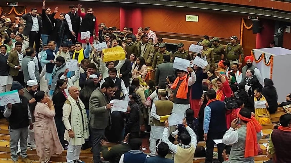 Delhi This time there was ruckus in the meeting then mayor found in April