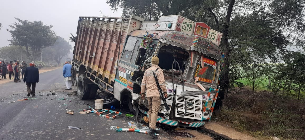 Banda: Pickup driver serious due to truck collision