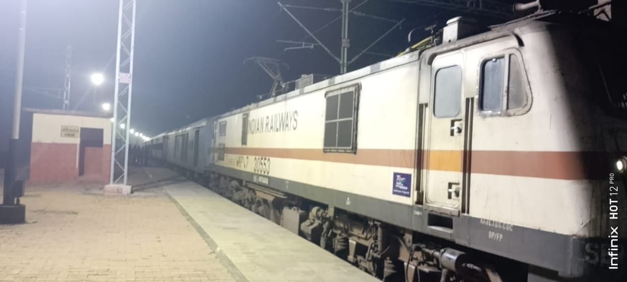 Chitrakoot: Station panel damaged, wheels of many trains stuck for a quarter of an hour