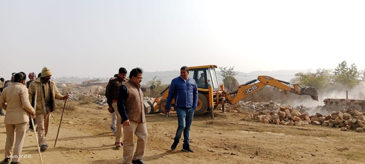 Chitrakoot: Bulldozers run on the huts and shops of the residents for 50 years