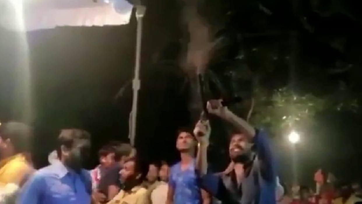 police caught SP leader son with carbine after video viral in gorakhpur