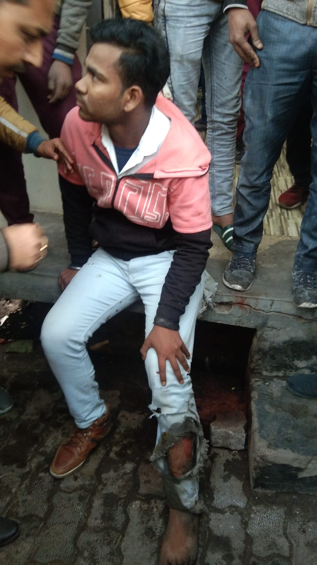 Now the student was dragged for one and a half km by car in Hardoi