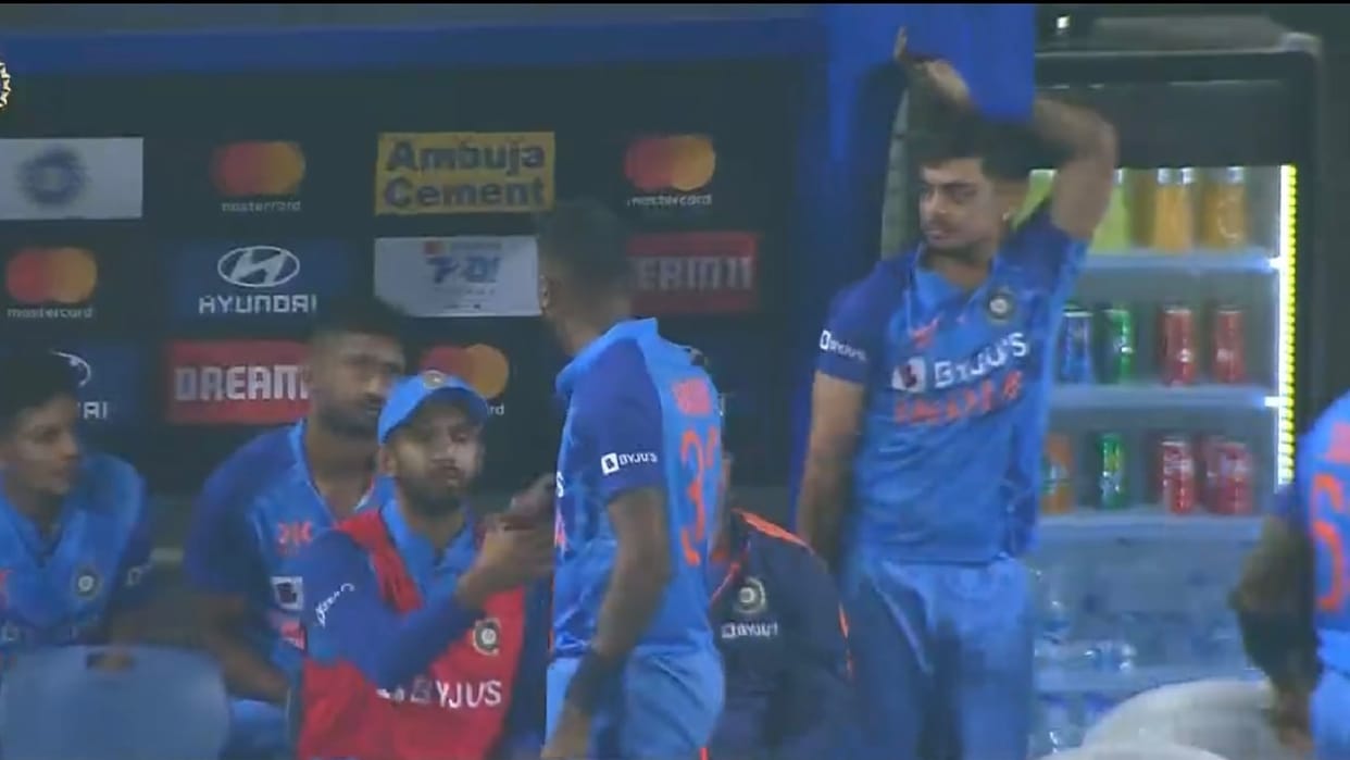 Indian Captain Hardik Pandya shook hands before last ball in IND vs SL 2nd T20 trolled for his gesture