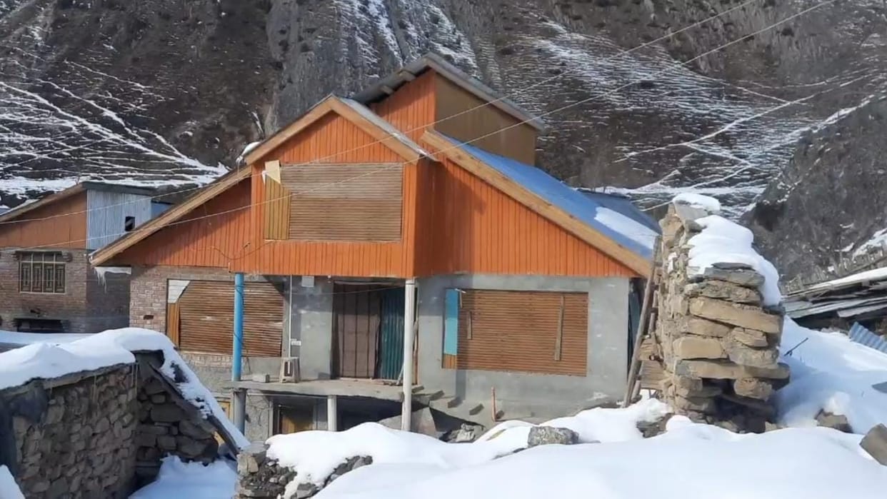 Mercury minus 15 degrees in Sonamarg: snow outside tap water accumulated have to leave the village to live