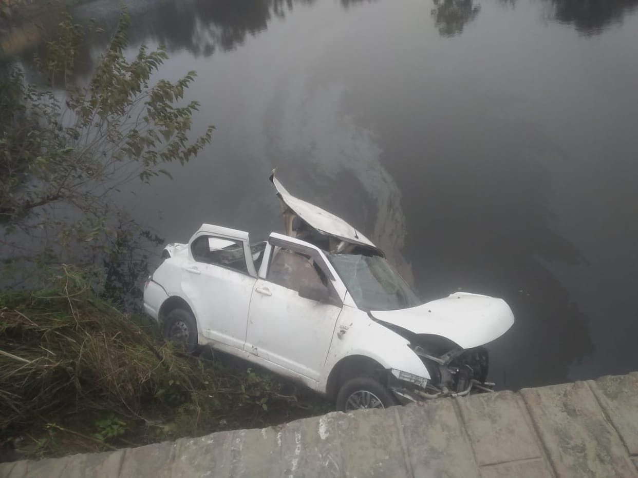 Bahraich News: Uncontrolled car fell into the pond, five Nepalese injured, two in critical condition