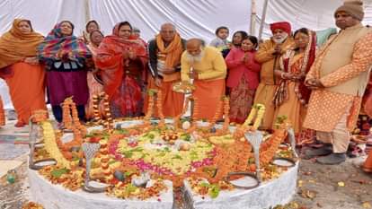 Magh Mela : द्वादश ज्योतिर्लिंग की आरती करते संत।