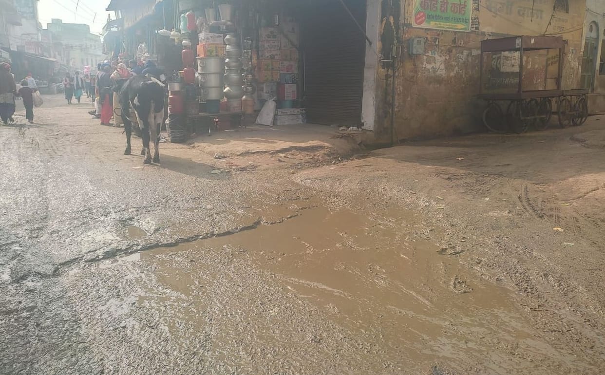 Contaminated water accumulated in the street, problems due to lack of street lights