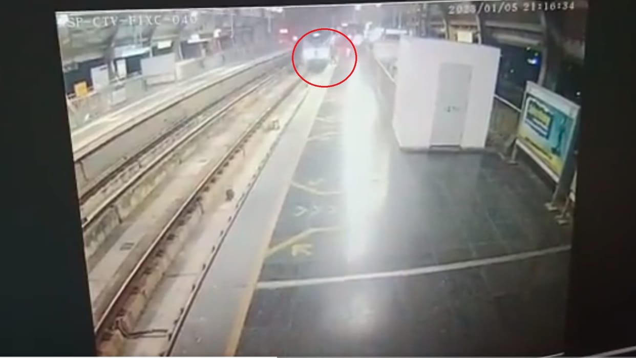 Hyderabad Man jumps before metro train dies