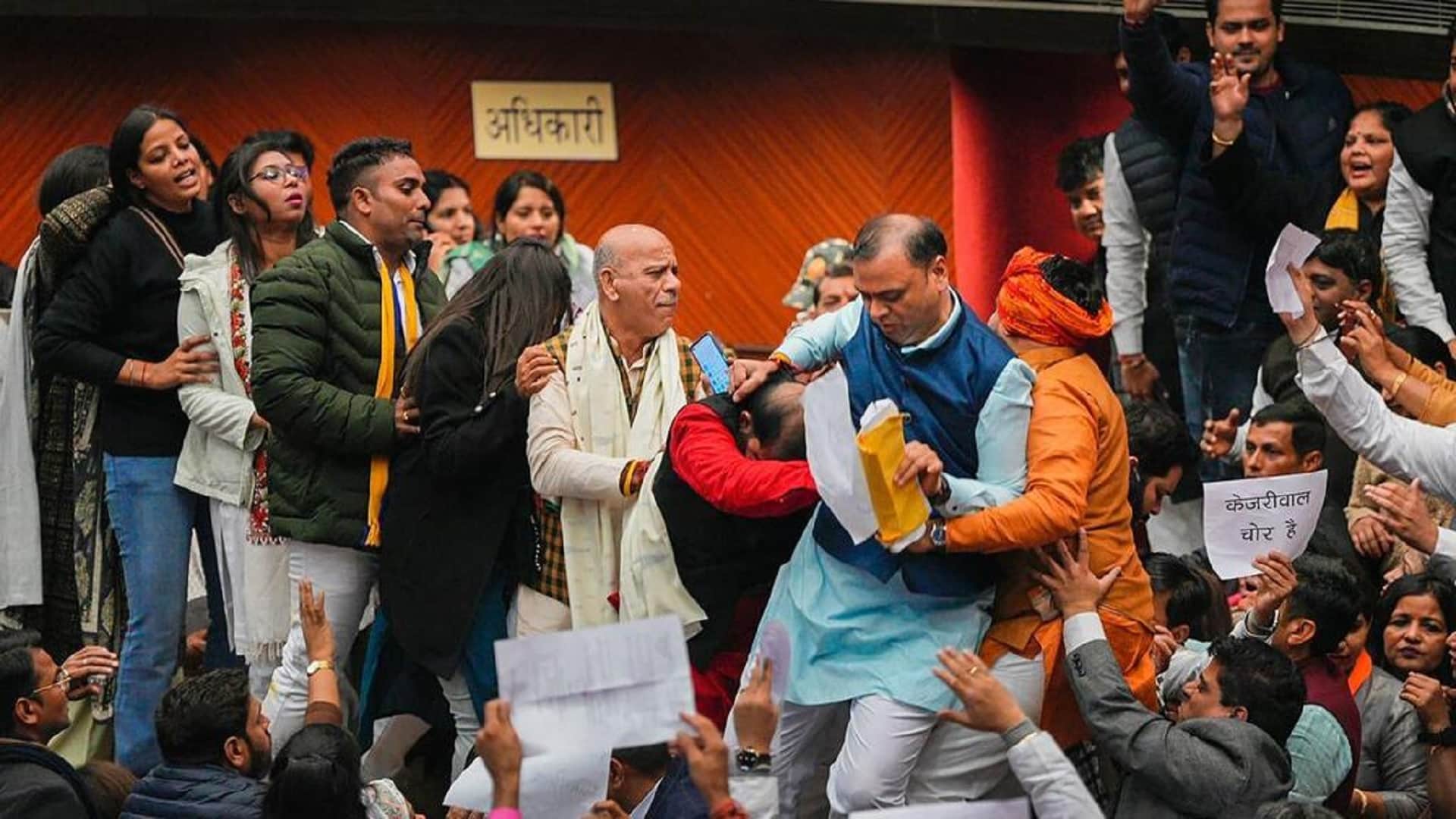 BJP and AAP councilors fight during MCD Standing Committee elections