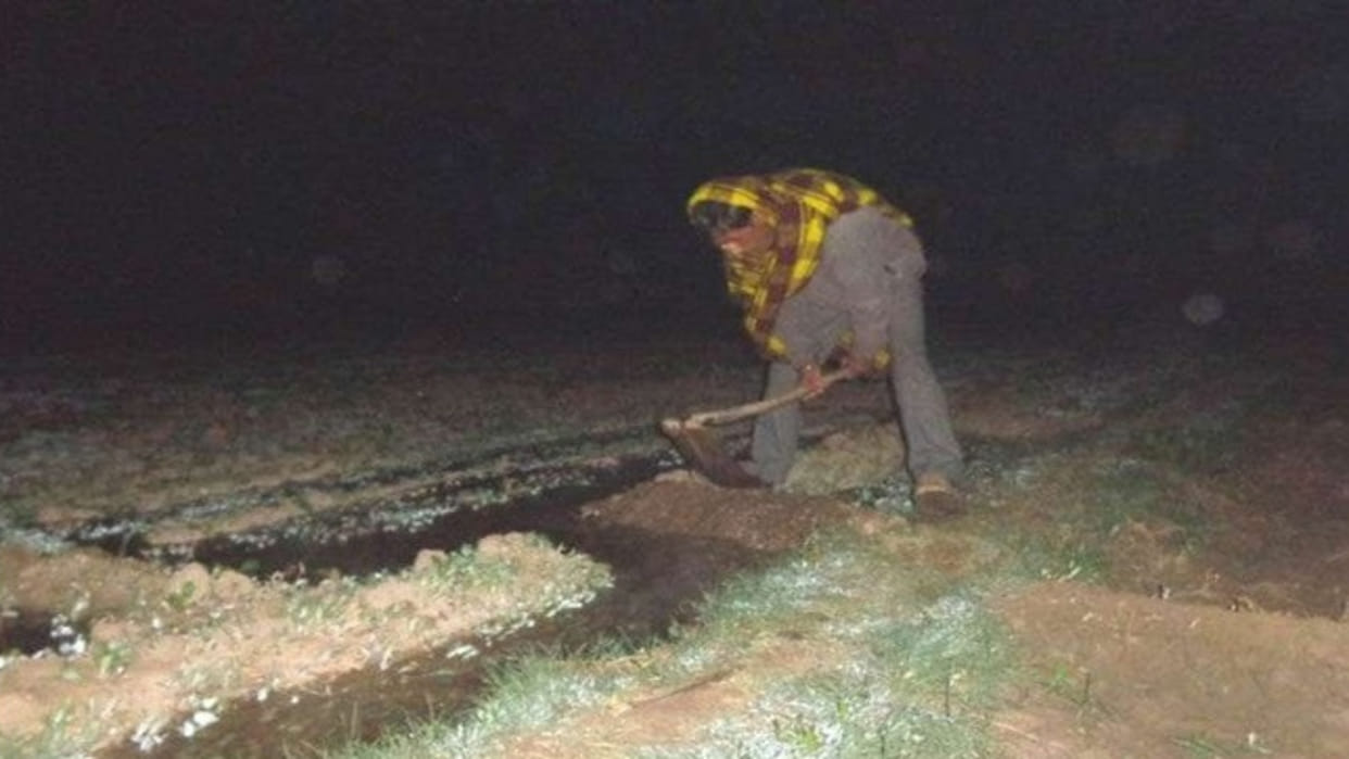 rajasthan-farmers-irrigating-corps-in-winter-nights-at-rajasthan