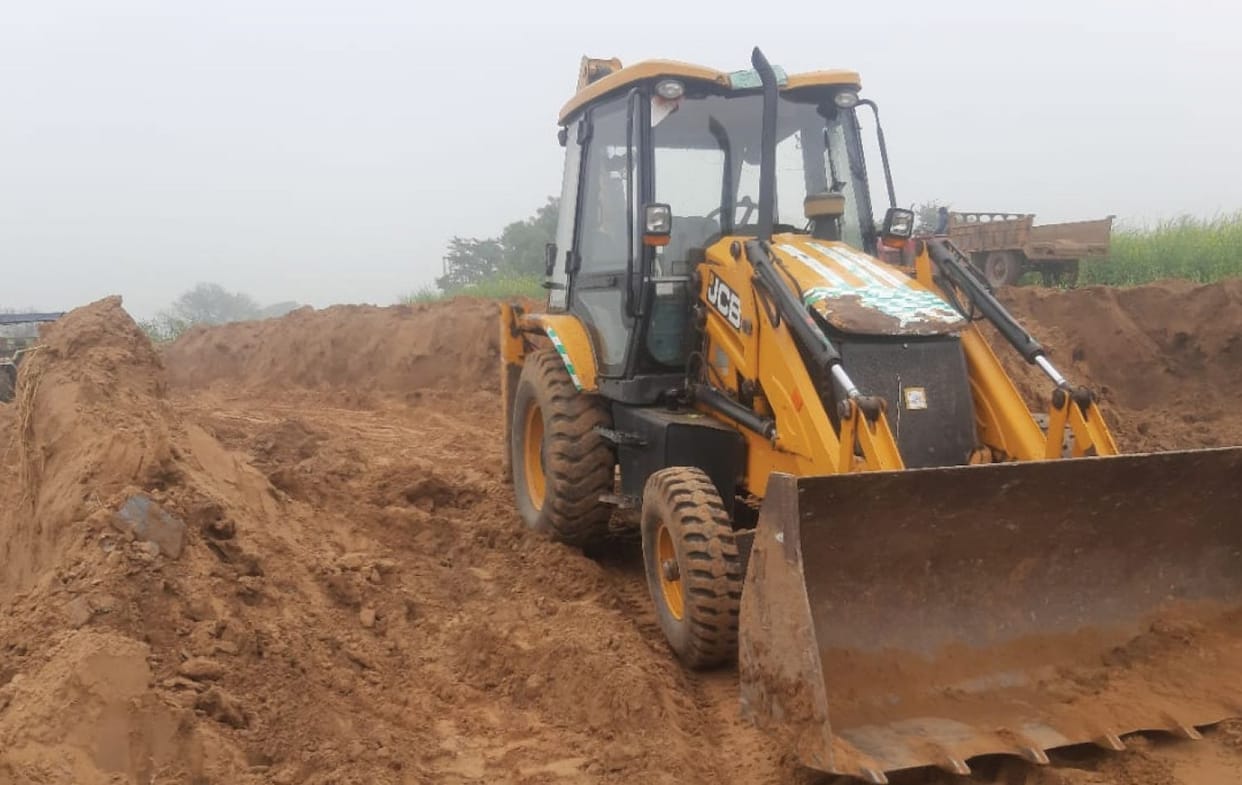 Mining mafia fled after seeing CM Flying, three vehicles seized