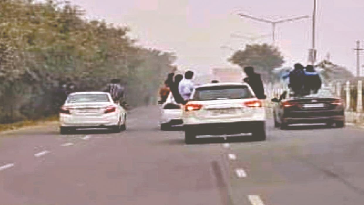 Greater Noida Hindi News Youth stunted on a running car in Greater Noida