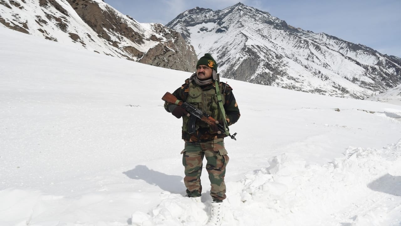 J&K: Zojila Pass Leh to Srinagar closed for movement last caravan leaves photos