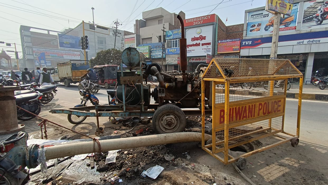 Cleaning of employees in 12 hours for blockage in 100 feet main sewer line at Halwas Gate