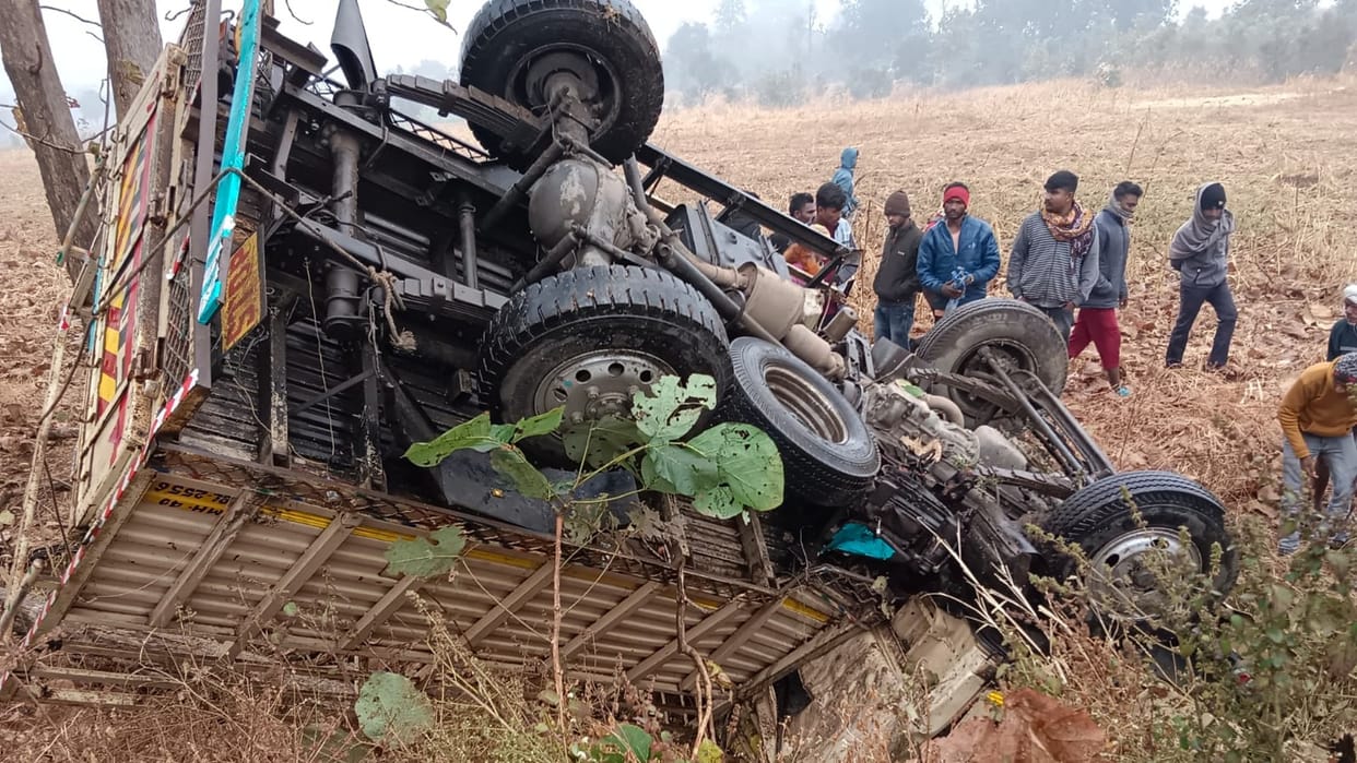 Pickup overturned uncontrollably in Bichua driving uncle died nephew badly injured