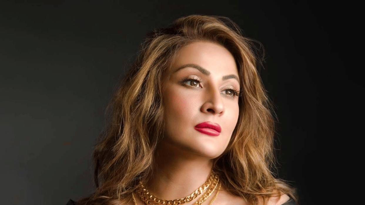 Bigg Boss 6 Winner Urvashi Dholakia Meets With Car Accident in Mumbai News in Hindi
