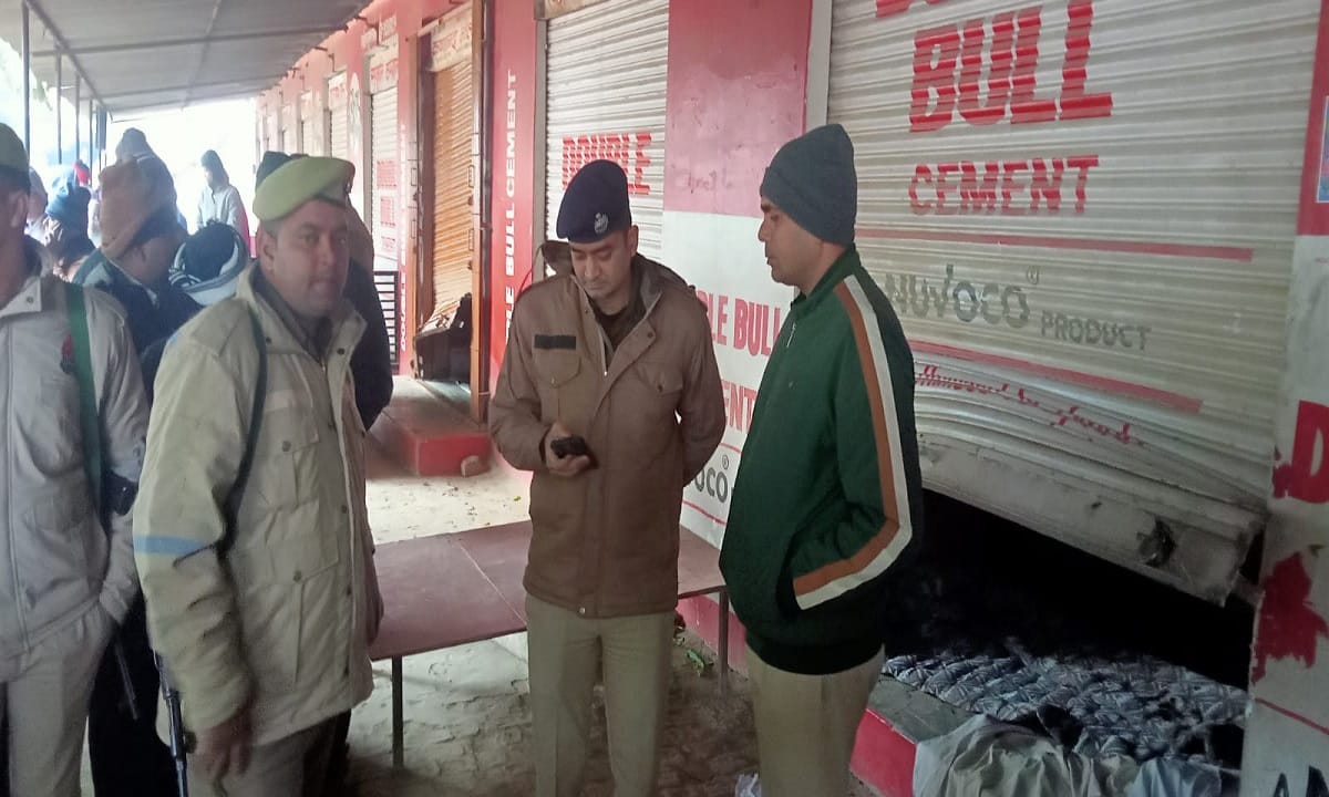 Thieves broke shutters of two jewelery shops in varanasi absconded with cash including gold