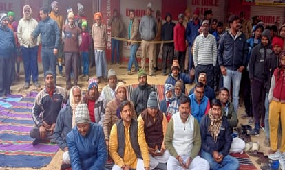 Thieves broke shutters of two jewelery shops in varanasi absconded with cash including gold