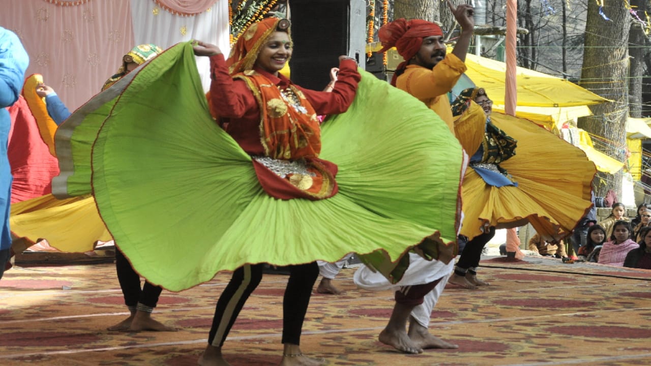 Winter Carnival: Folk dance and fashion show add color to Manali Sharadotsav, see amazing pictures