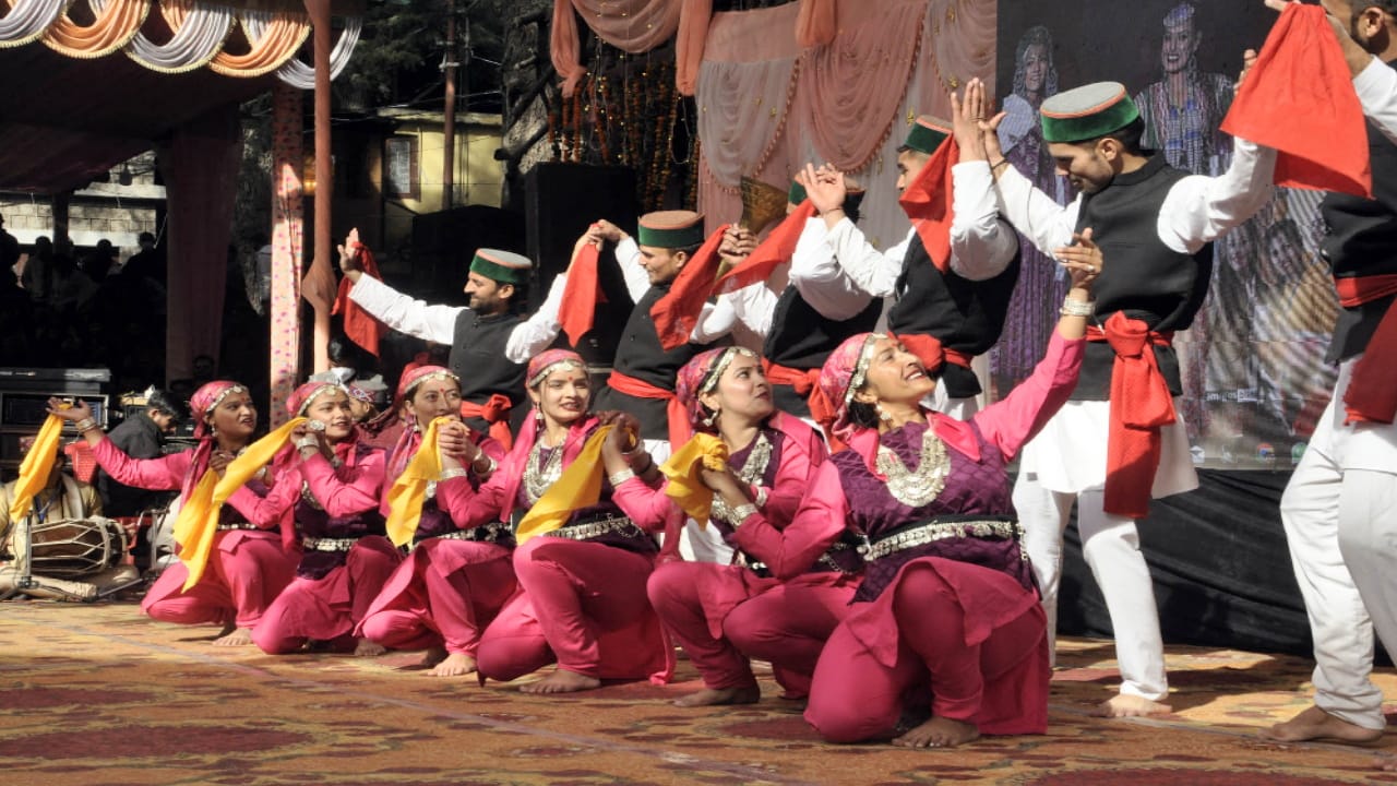 Winter Carnival: Folk dance and fashion show add color to Manali Sharadotsav, see amazing pictures