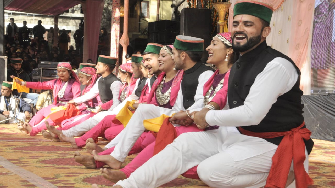 Winter Carnival: Folk dance and fashion show add color to Manali Sharadotsav, see amazing pictures