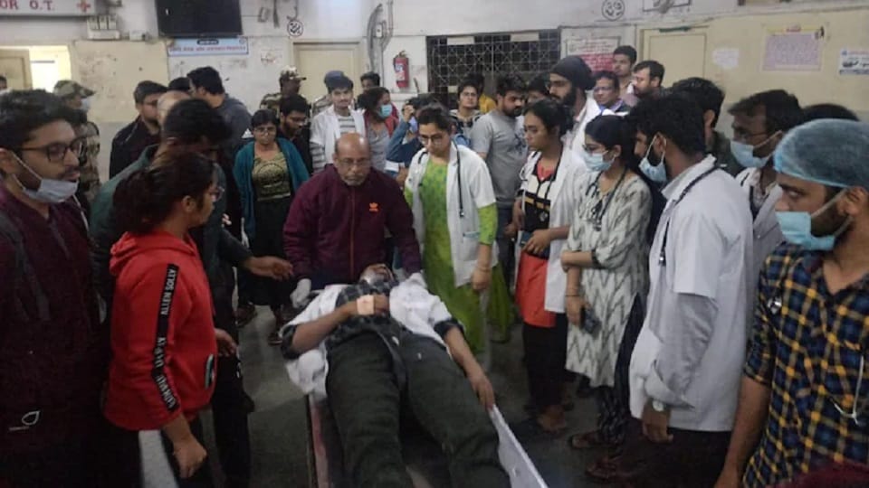 Yavatmal GMC Patient Assaults Stabs Doctor in Maharashtra News in Hindi