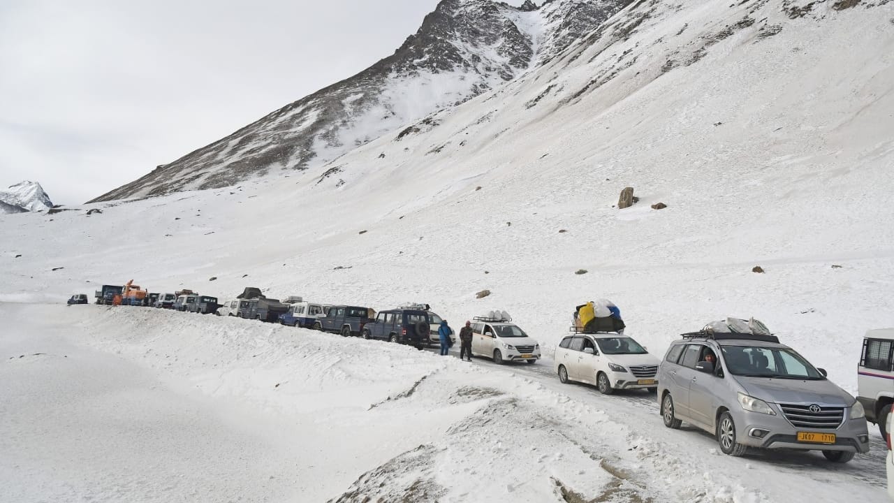 J&K: Zojila Pass Leh to Srinagar closed for movement last caravan leaves photos