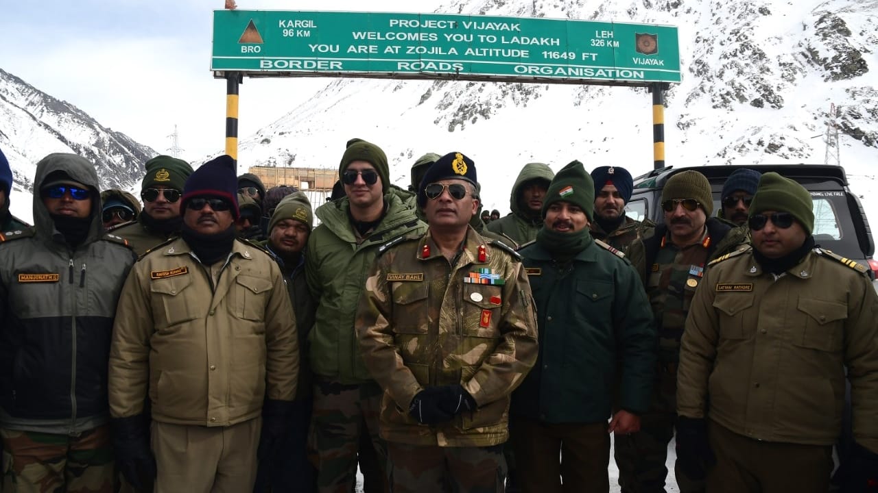 J&K: Zojila Pass Leh to Srinagar closed for movement last caravan leaves photos