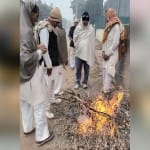 बागपत में आग का सहारा लेते लोग।