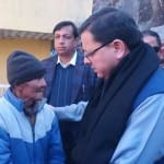 प्रभावितों से मिलते सीएम पुष्कर सिंह धामी