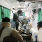 सीवान में घायल पत्रकार को लाया गया सदर अस्पताल।