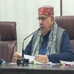 सर्किट हाउस में पत्रकारों से बातचीत करते कृषि मंत्री