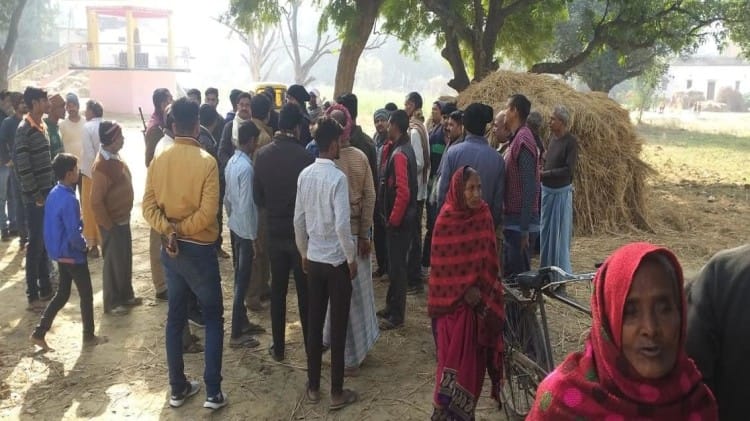 बच्चों के अपहरण की सूचना पर गांव पहुंची पुलिस