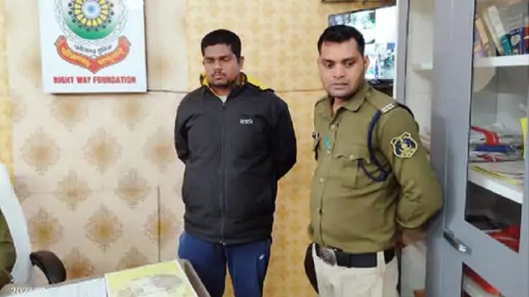 पुलिस गिरफ्त में आरोपी।