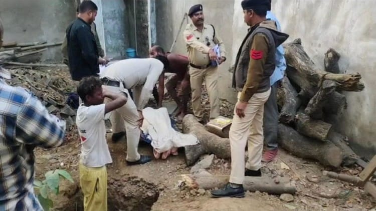 पुलिस ने शव को पोस्टमार्टम के लिए भेज दिया है।