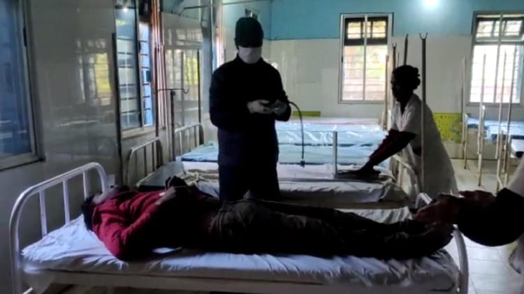 इलाज करते डॉक्टर