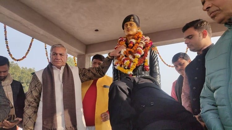 Hathras News: शहीद एनएसजी कमांडो रूपेश को किया नमन, कमांडो की बेटियों की शिक्षा और विवाह के लिए मदद की कही शहीद की प्रतिमा पर माल्यार्पण करते गन्ना विकास मंत्री चौधरी लक्ष्मी नारायण