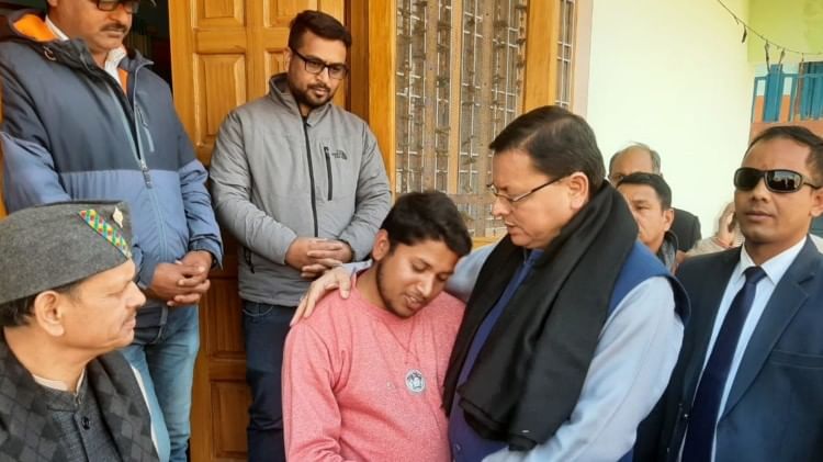 प्रभावितों से मिले सीएम पुष्कर सिंह धामी