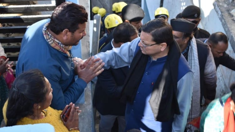 सीएम पुष्कर सिंह धामी प्रभावितों से मिले