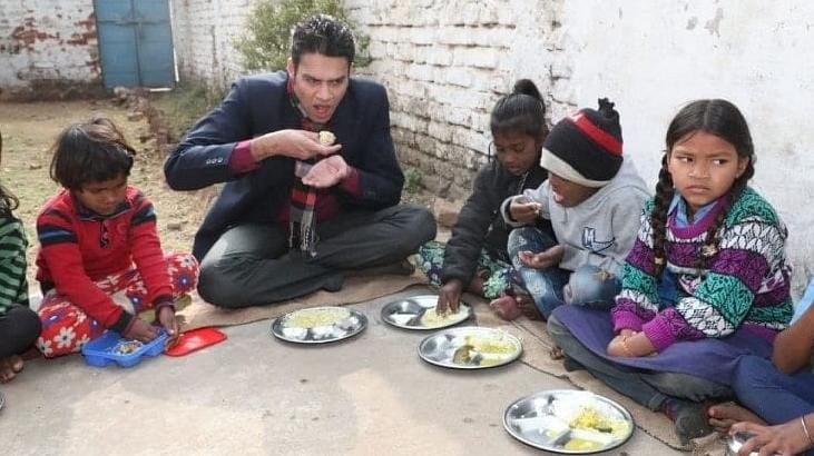 कटनी कलेक्टर अवि प्रसाद बच्चों के साथ बैठकर मध्याह्न भोजन का आनंद लेते हुए।