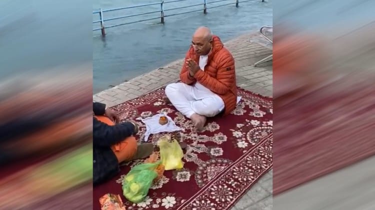 अस्थियां लेकर पहुंचे पीएम के बड़े भाई।