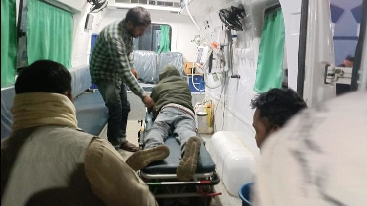 सीवान में घायल पत्रकार को लाया गया सदर अस्पताल।