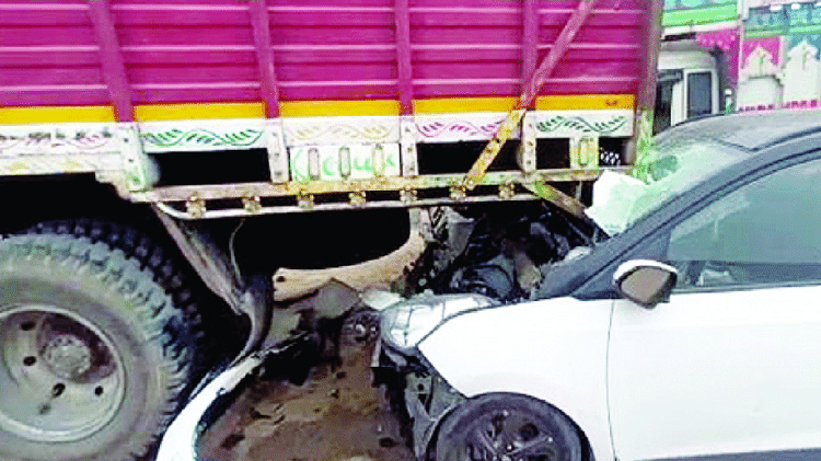 ट्रक में घुसी कार