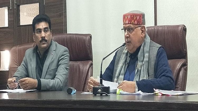 सर्किट हाउस में पत्रकारों से बातचीत करते कृषि मंत्री