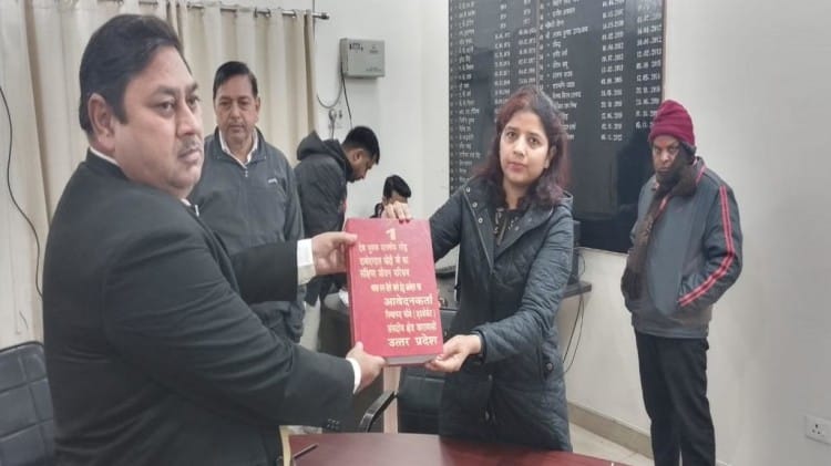 डिप्टी कलेक्टर को आवेदन सौंपते अधिवक्ता नित्यानंद चौबे