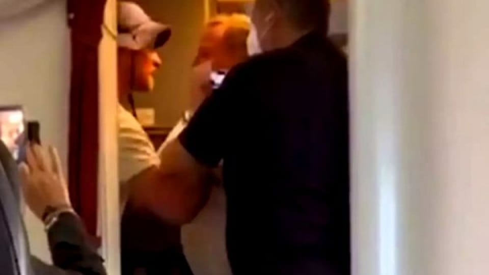 Video Unruly passenger on Australian flight angers pilot, Here what he did